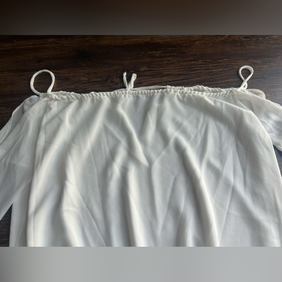 Boulee Open Shoulder Blouse Womens Size 4 Off White Solid Key Hole Top - Picture 7 of 9